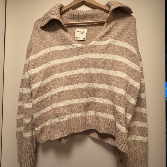Abercrombie & Fitch Sweaters - Abercrombie & Fitch Beige and White V-Neck Sweater